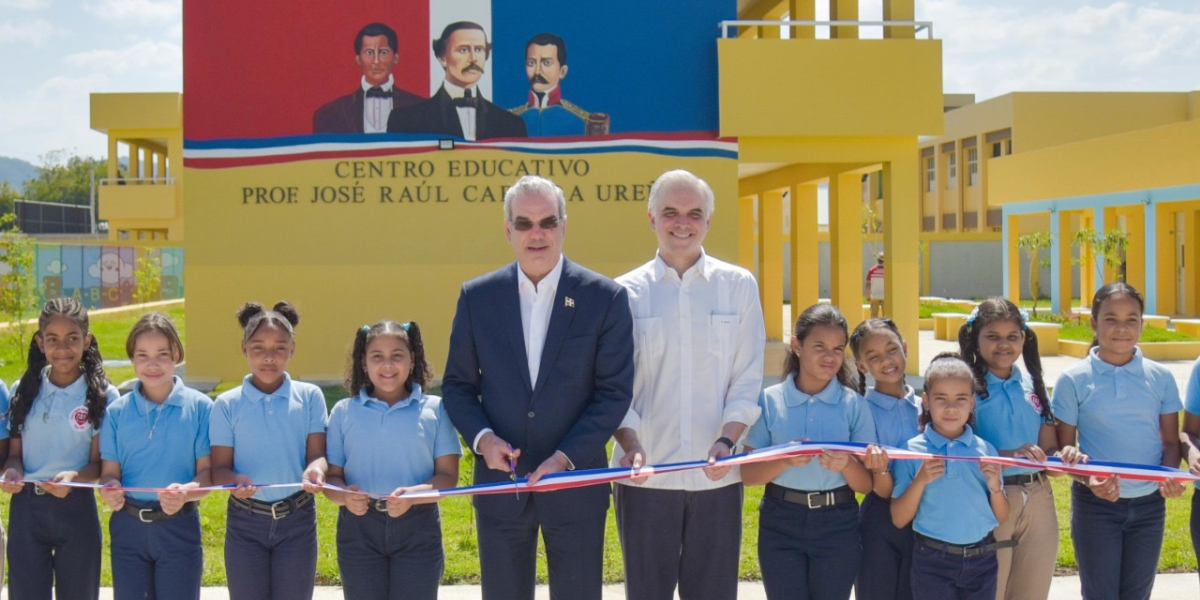 Presidente Abinader inaugura moderno centro educativo