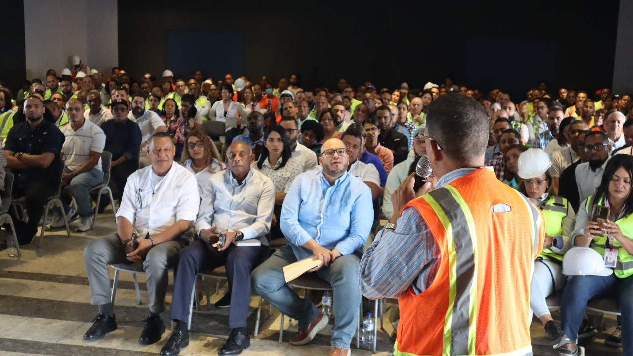 Capacitación masiva a contratistas del plan Aulas 24/7